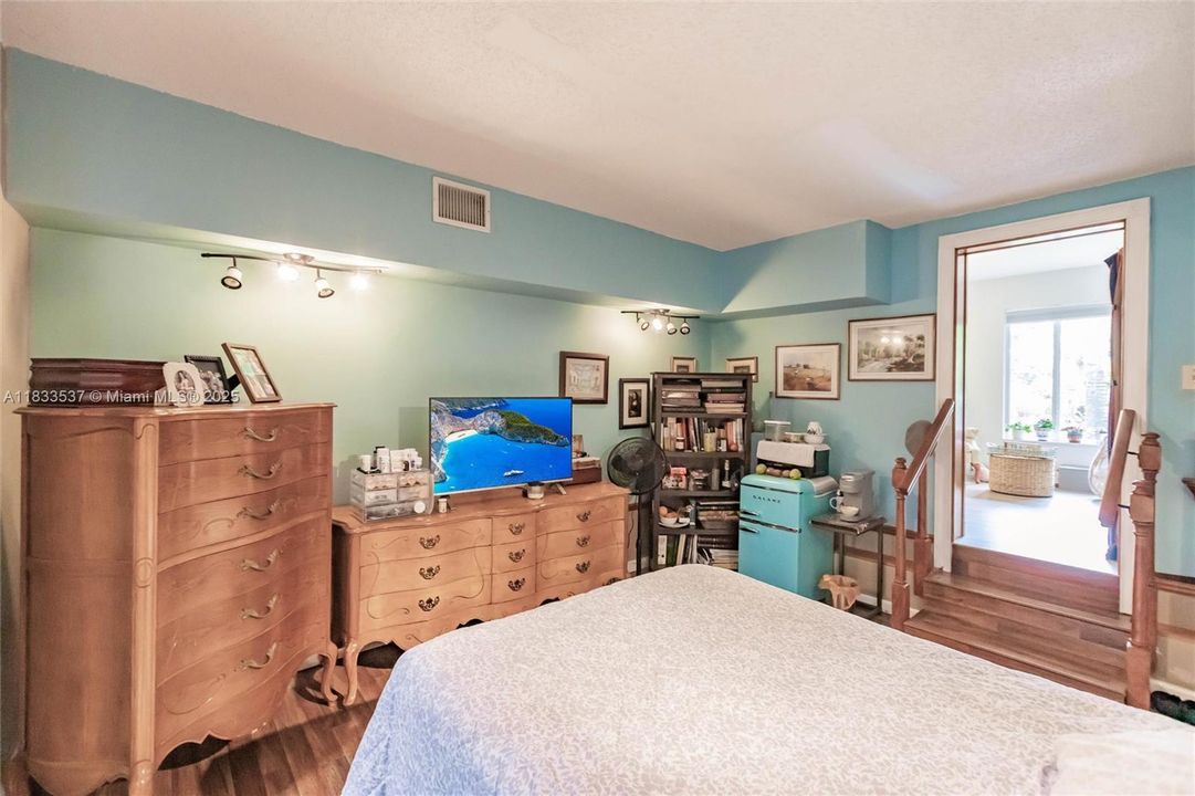 For Sale: $815,000 (3 beds, 2 baths, 1557 Square Feet)