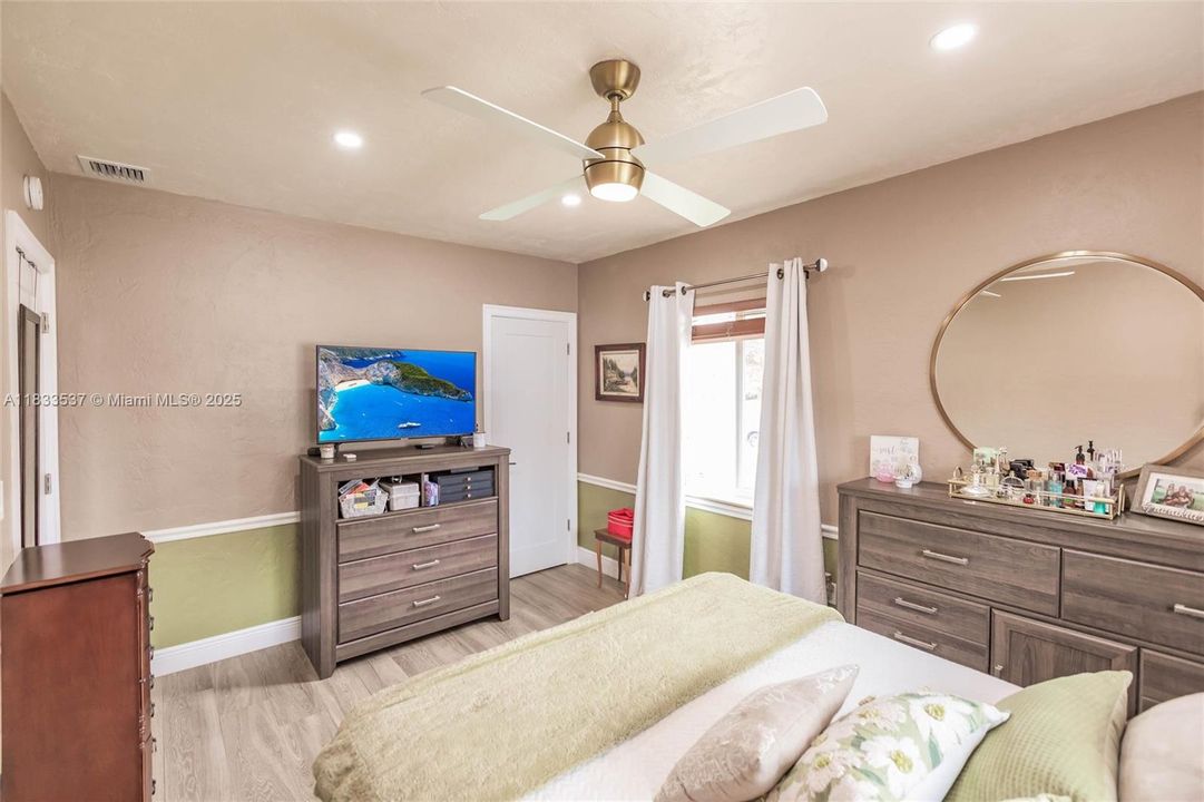 For Sale: $815,000 (3 beds, 2 baths, 1557 Square Feet)