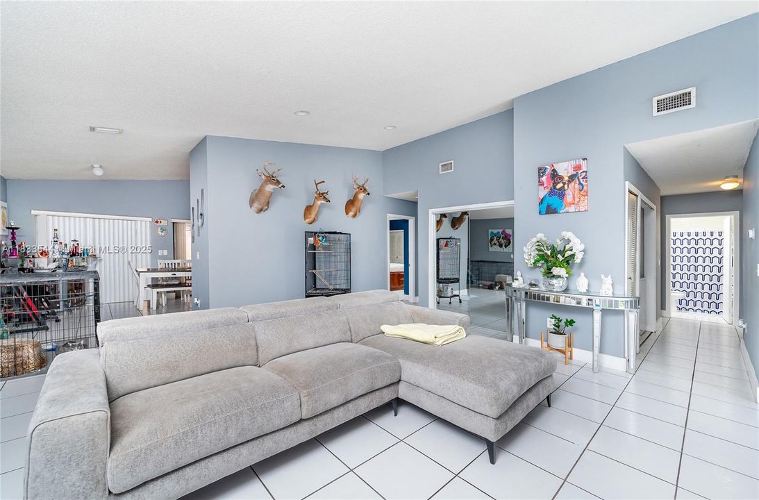 Active With Contract: $430,000 (4 beds, 2 baths, 1586 Square Feet)