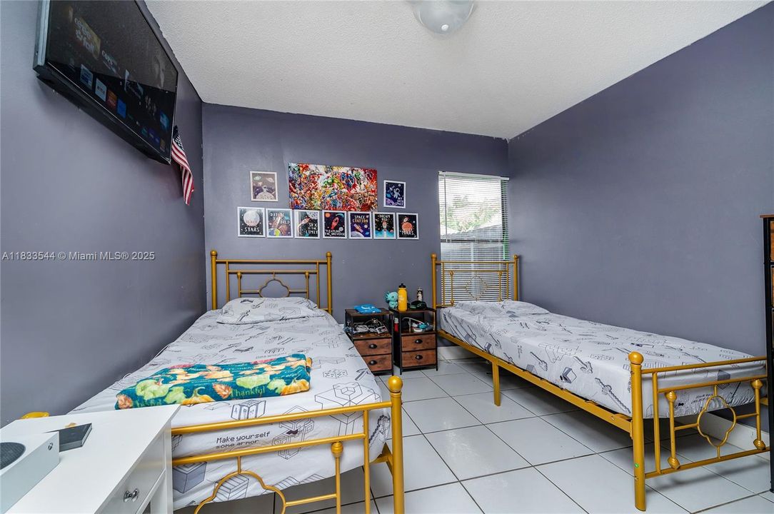 Active With Contract: $430,000 (4 beds, 2 baths, 1586 Square Feet)