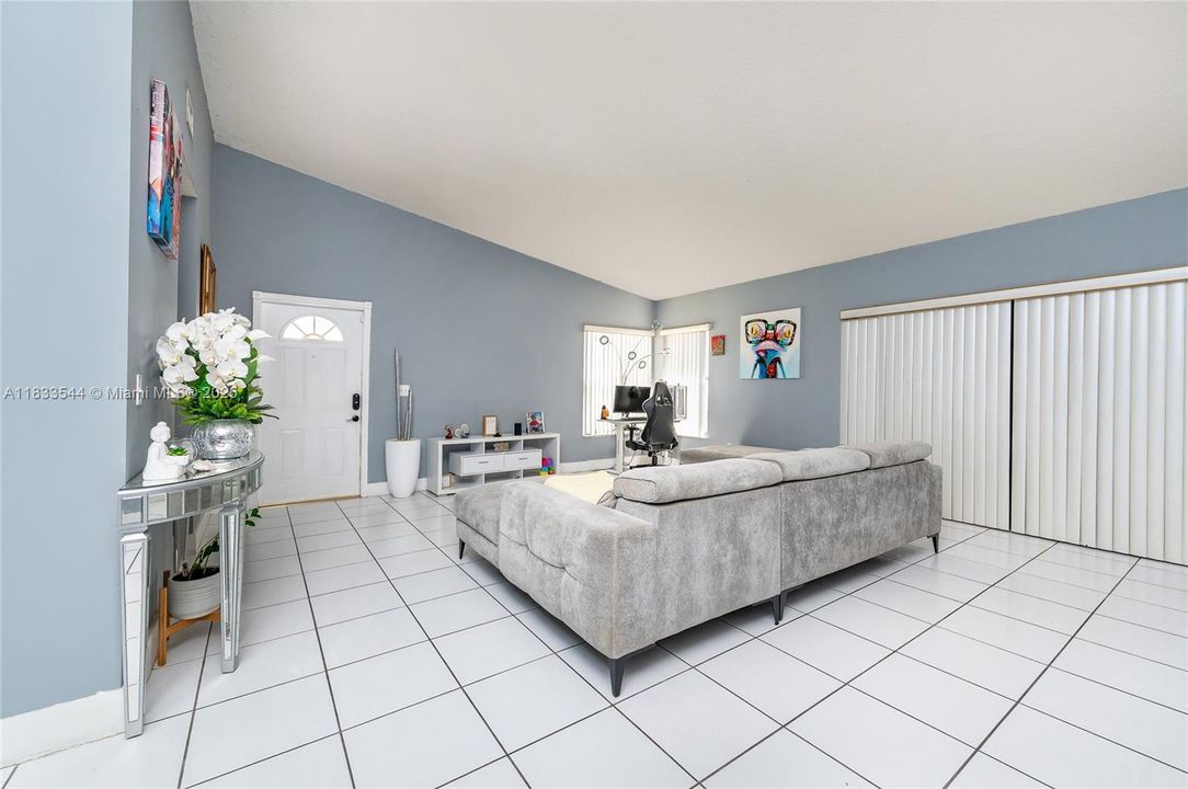 Active With Contract: $430,000 (4 beds, 2 baths, 1586 Square Feet)