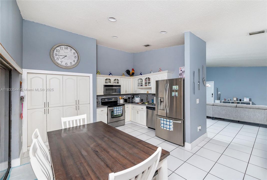 Active With Contract: $430,000 (4 beds, 2 baths, 1586 Square Feet)