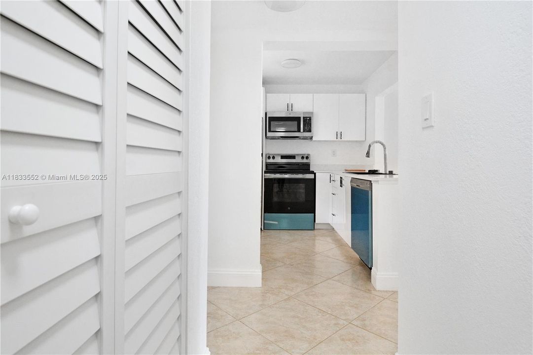 For Sale: $295,000 (1 beds, 1 baths, 648 Square Feet)