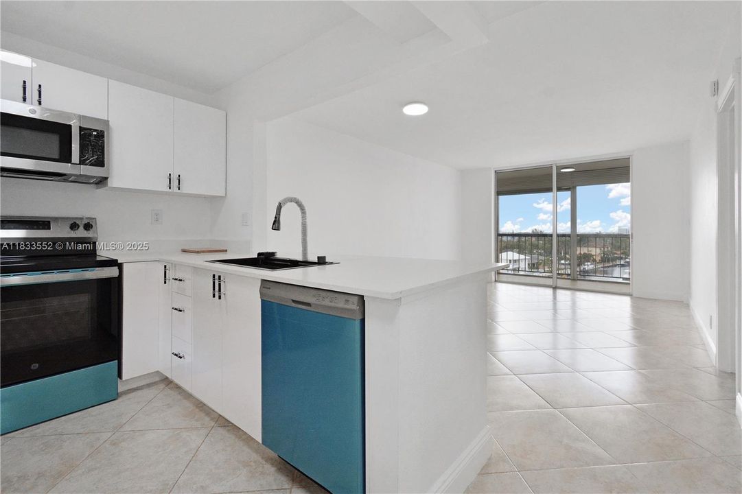 For Sale: $295,000 (1 beds, 1 baths, 648 Square Feet)