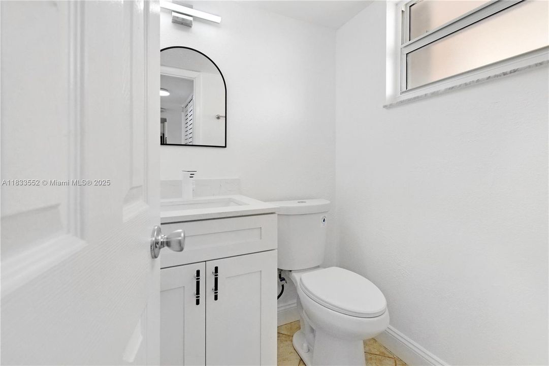 For Sale: $295,000 (1 beds, 1 baths, 648 Square Feet)
