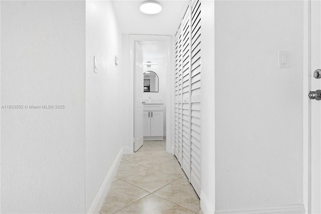 For Sale: $295,000 (1 beds, 1 baths, 648 Square Feet)