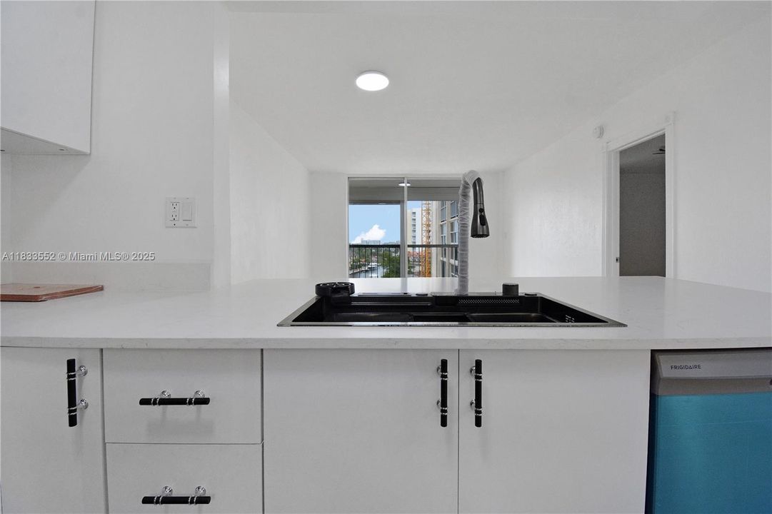 For Sale: $295,000 (1 beds, 1 baths, 648 Square Feet)