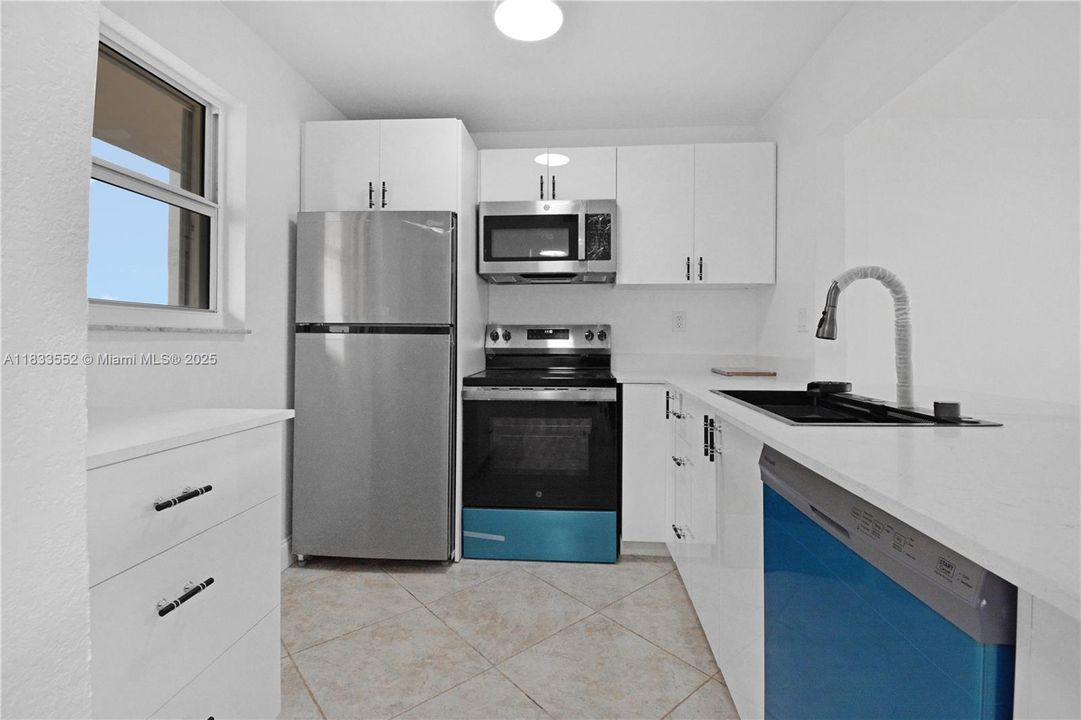 For Sale: $295,000 (1 beds, 1 baths, 648 Square Feet)