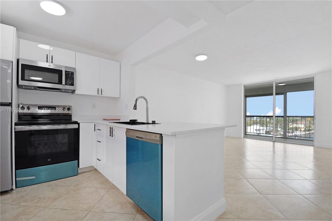 For Sale: $295,000 (1 beds, 1 baths, 648 Square Feet)