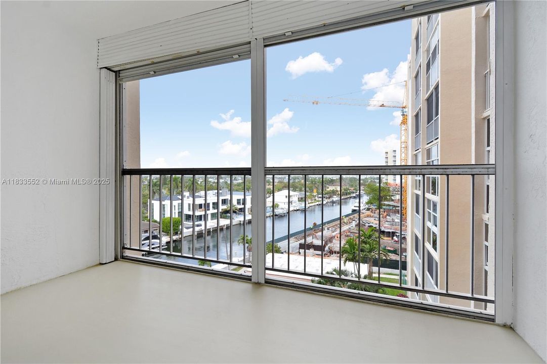 For Sale: $295,000 (1 beds, 1 baths, 648 Square Feet)