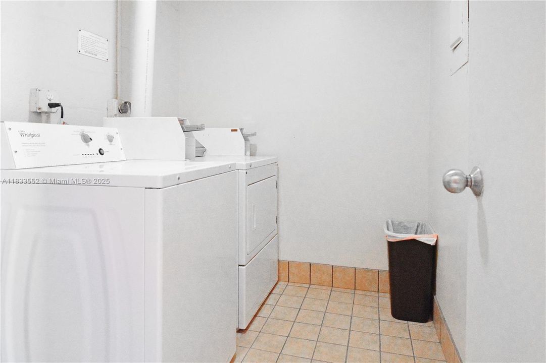 For Sale: $295,000 (1 beds, 1 baths, 648 Square Feet)