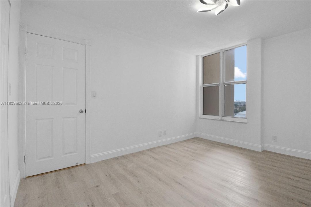 For Sale: $295,000 (1 beds, 1 baths, 648 Square Feet)