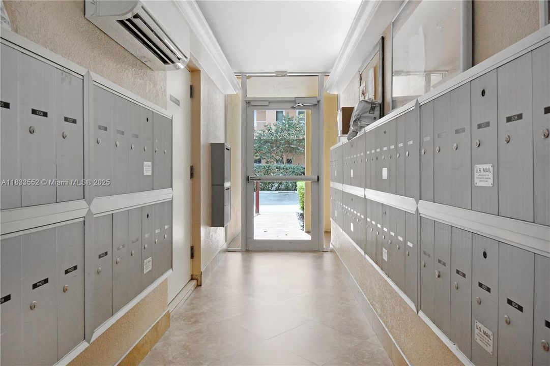 For Sale: $295,000 (1 beds, 1 baths, 648 Square Feet)