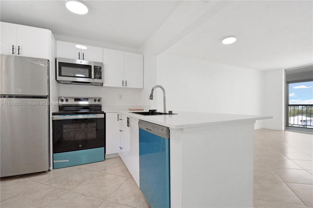 For Sale: $295,000 (1 beds, 1 baths, 648 Square Feet)