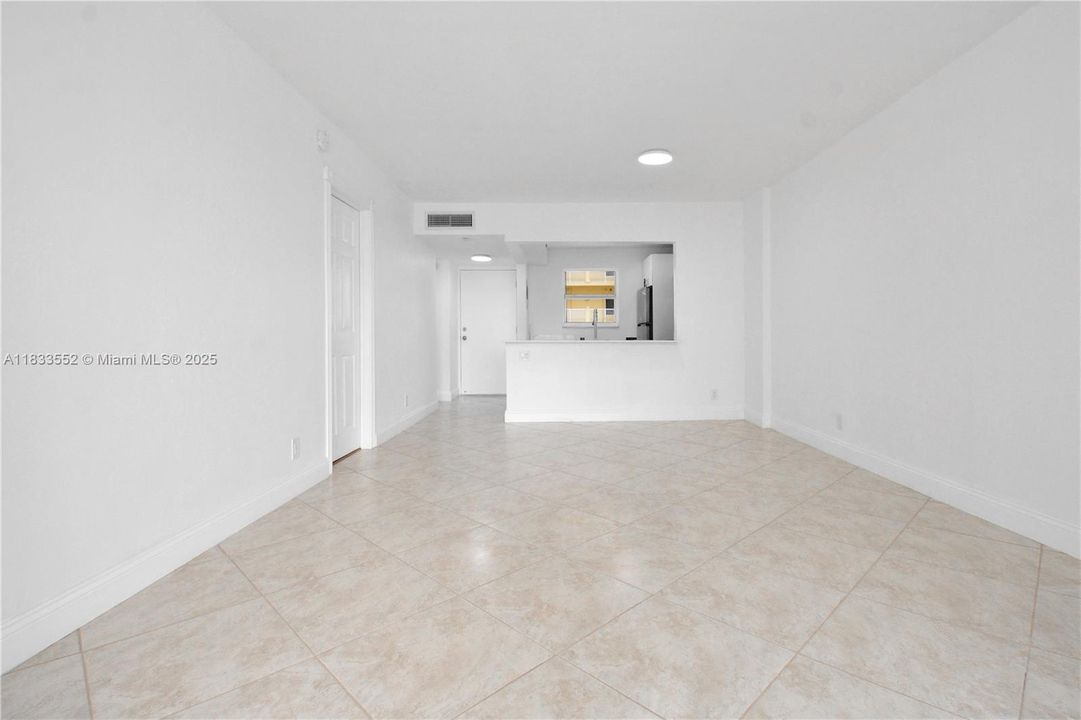 For Sale: $295,000 (1 beds, 1 baths, 648 Square Feet)