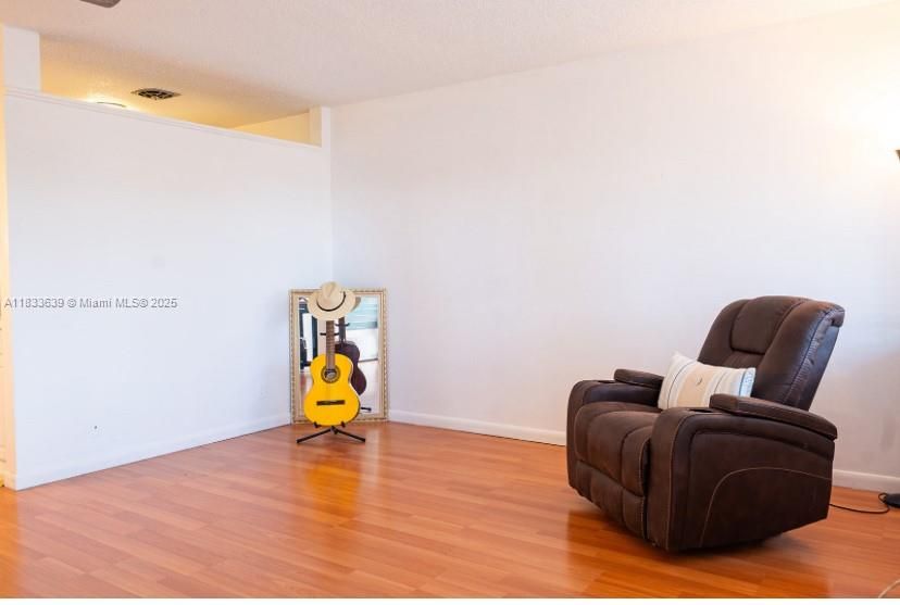 待售: $99,000 (1 贝兹, 1 浴室, 625 平方英尺)