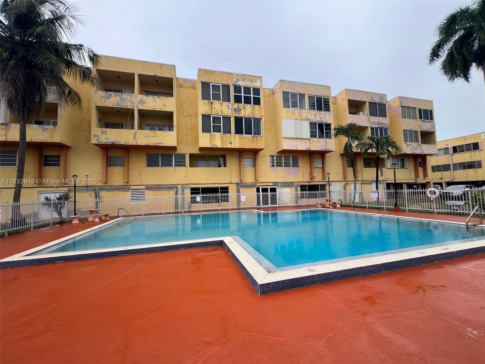 Active With Contract: $166,000 (2 beds, 2 baths, 903 Square Feet)