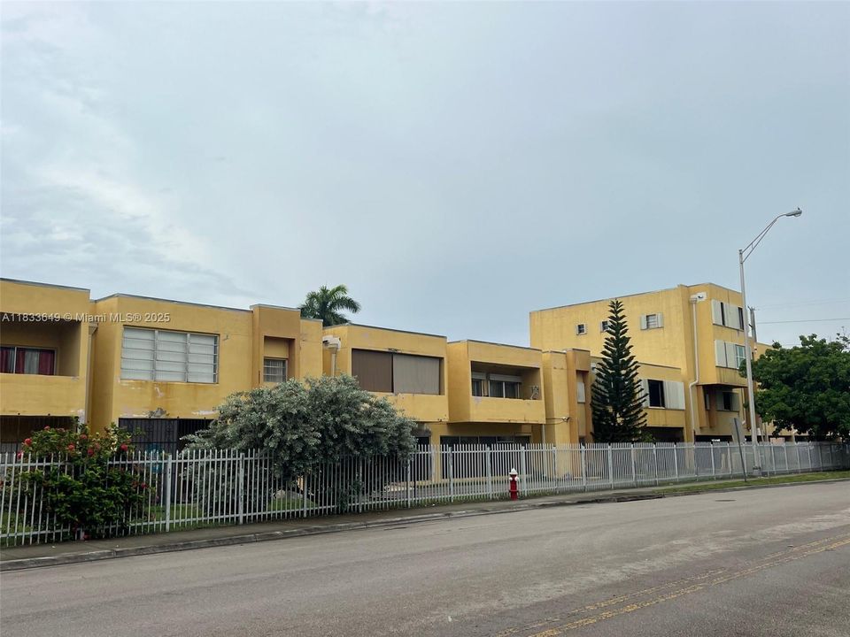 Active With Contract: $166,000 (2 beds, 2 baths, 903 Square Feet)