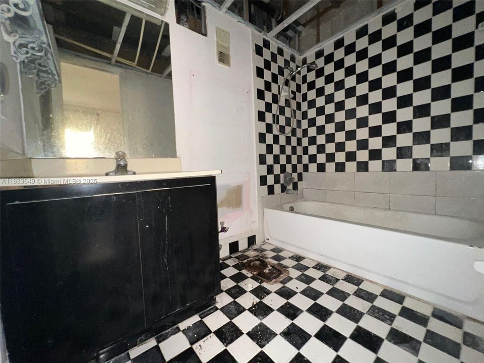 Active With Contract: $166,000 (2 beds, 2 baths, 903 Square Feet)