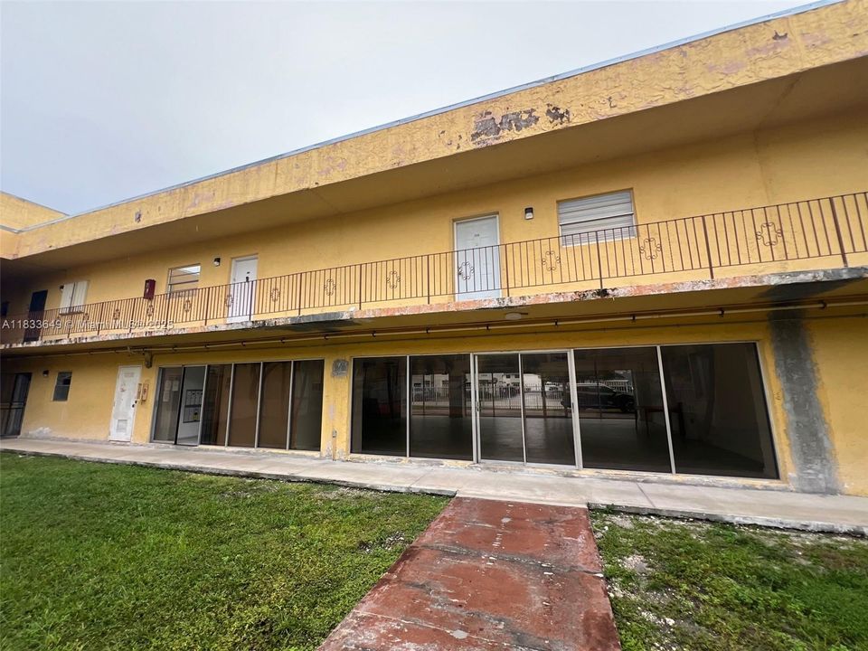 Active With Contract: $166,000 (2 beds, 2 baths, 903 Square Feet)