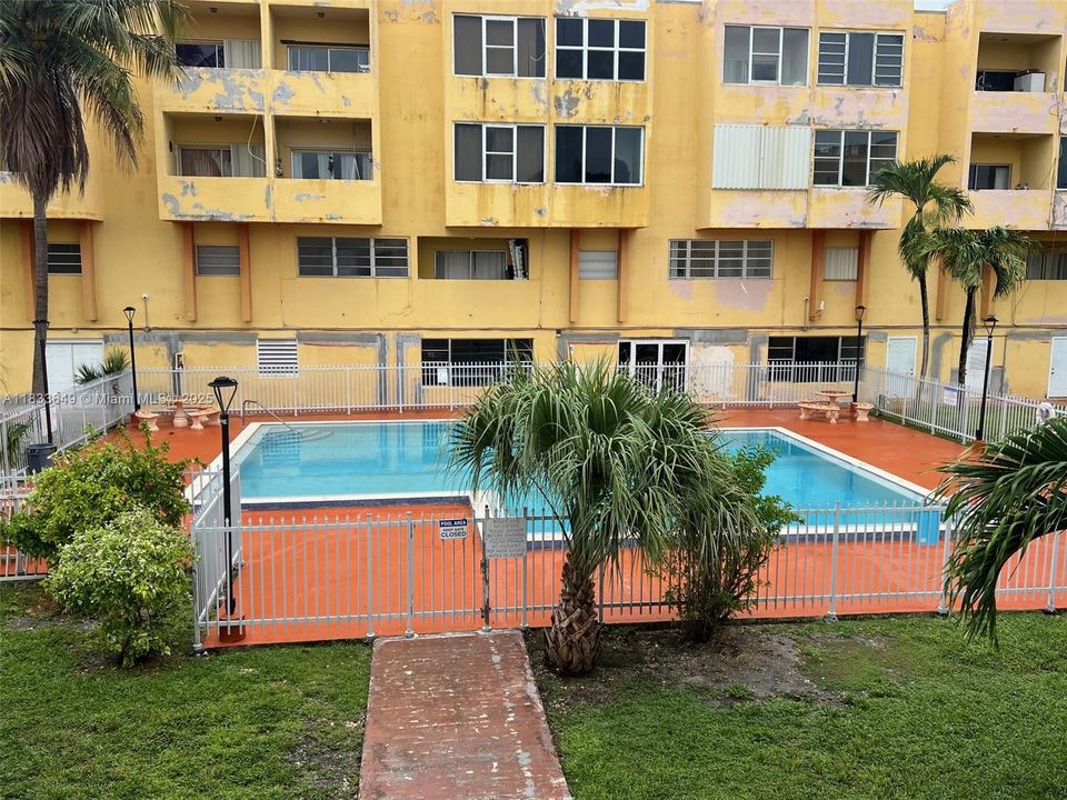 Active With Contract: $166,000 (2 beds, 2 baths, 903 Square Feet)