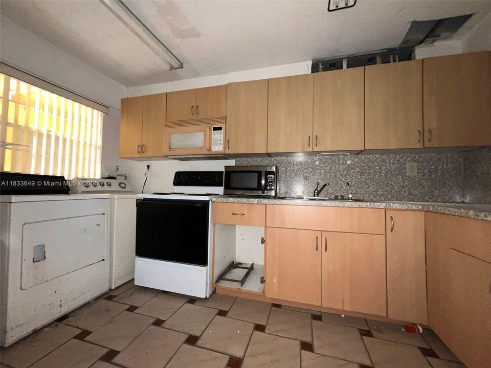 Active With Contract: $166,000 (2 beds, 2 baths, 903 Square Feet)