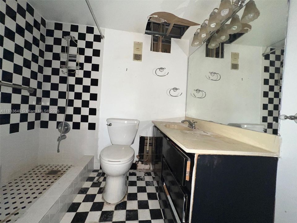 Active With Contract: $166,000 (2 beds, 2 baths, 903 Square Feet)