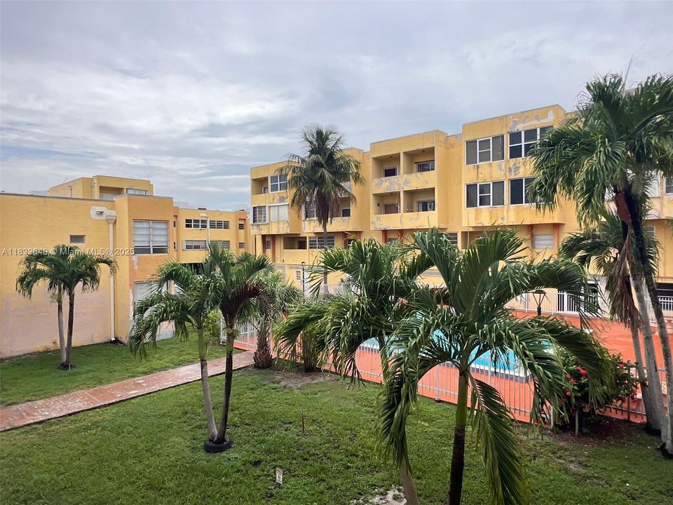 Active With Contract: $166,000 (2 beds, 2 baths, 903 Square Feet)