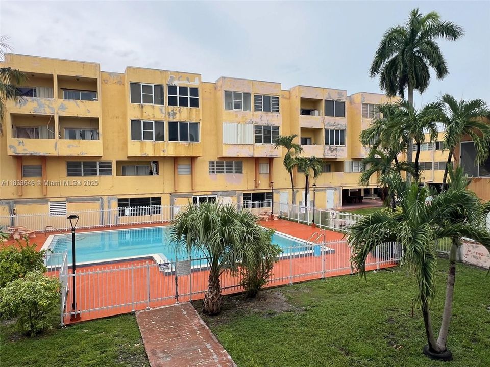 Active With Contract: $166,000 (2 beds, 2 baths, 903 Square Feet)