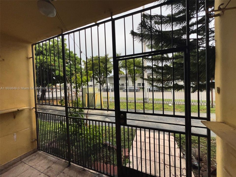 Active With Contract: $166,000 (2 beds, 2 baths, 903 Square Feet)