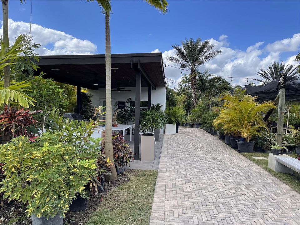 待售: $1,000,000 (1.30 acres)