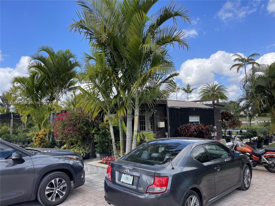 待售: $1,000,000 (1.30 acres)