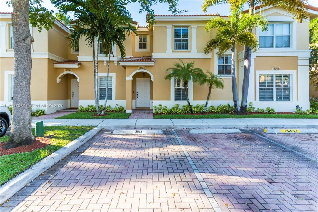 Recently Rented: $3,000 (3 beds, 3 baths, 1270 Square Feet)