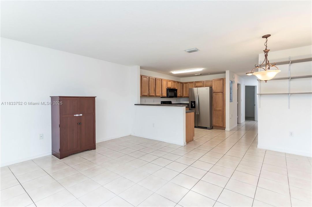 Recently Rented: $3,000 (3 beds, 3 baths, 1270 Square Feet)