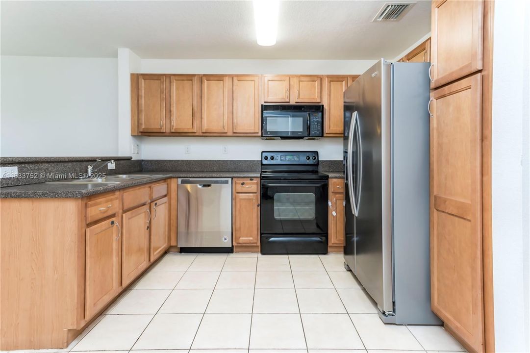 Recently Rented: $3,000 (3 beds, 3 baths, 1270 Square Feet)