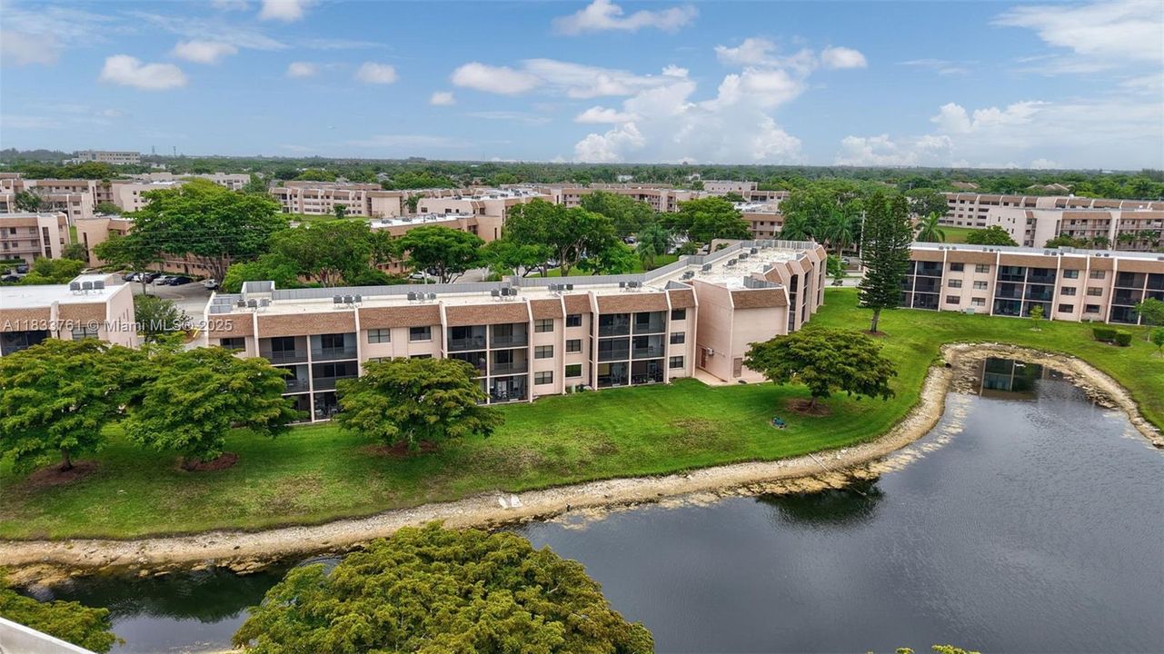 Под контрактом: $90,000 (2 спален, 2 ванн, 790 Квадратных фут)