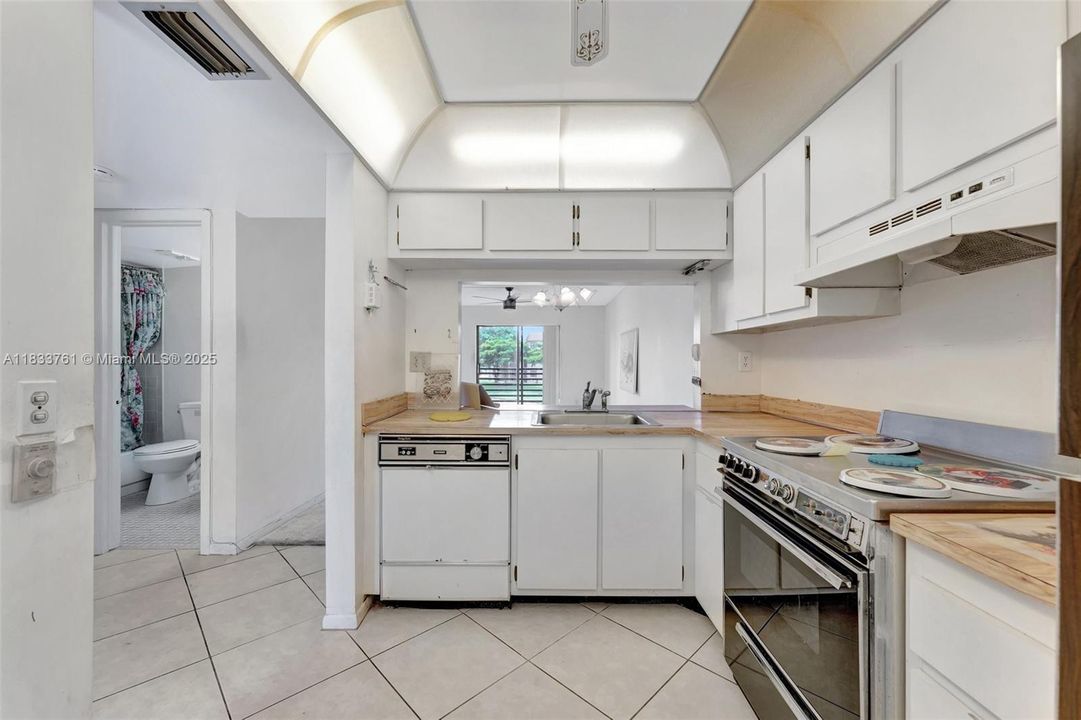 Под контрактом: $90,000 (2 спален, 2 ванн, 790 Квадратных фут)