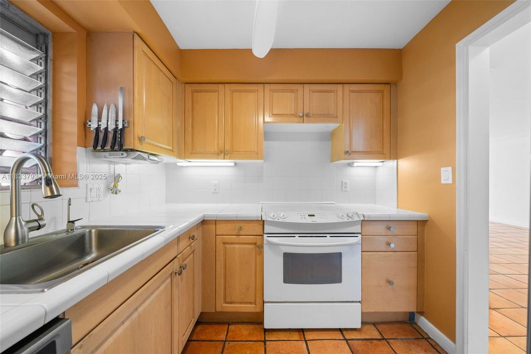 For Sale: $395,000 (1 beds, 1 baths, 1265 Square Feet)