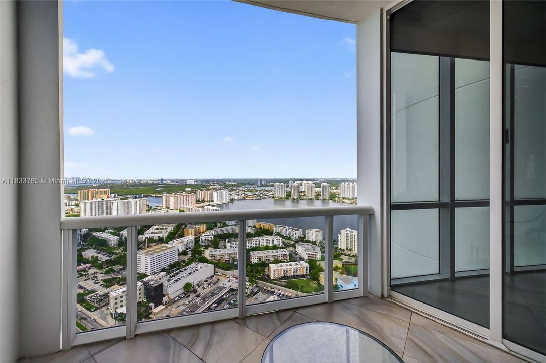 Vendido Recientemente: $3,600,000 (4 camas, 4 baños, 3806 Pies cuadrados)