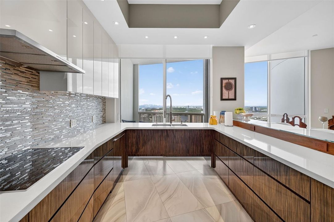 Vendido Recientemente: $3,600,000 (4 camas, 4 baños, 3806 Pies cuadrados)