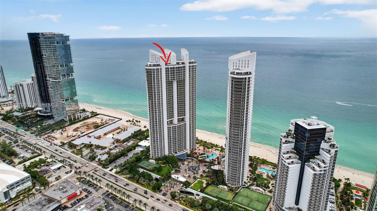 Vendido Recientemente: $3,600,000 (4 camas, 4 baños, 3806 Pies cuadrados)