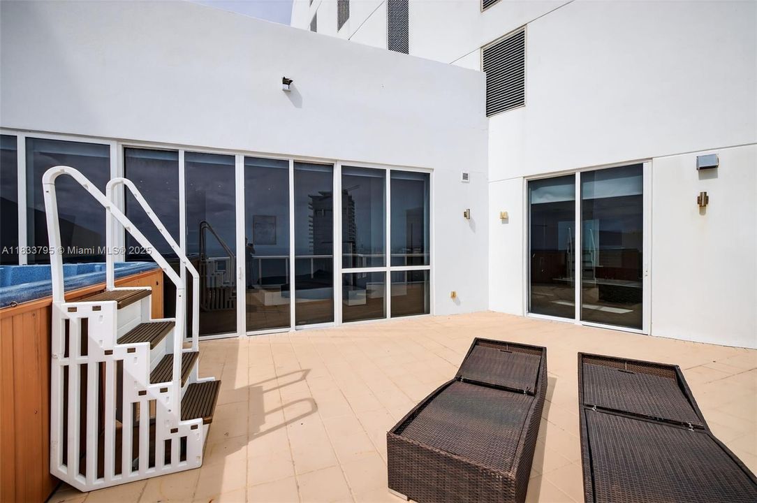 Vendido Recientemente: $3,600,000 (4 camas, 4 baños, 3806 Pies cuadrados)