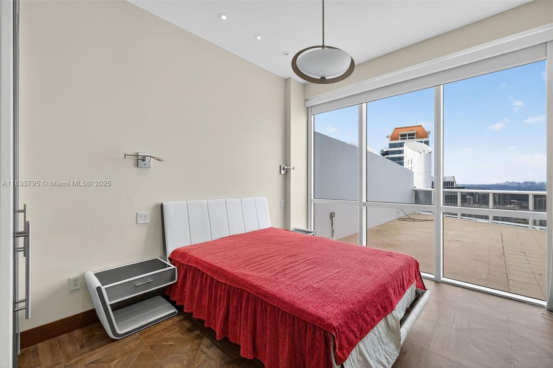 Vendido Recientemente: $3,600,000 (4 camas, 4 baños, 3806 Pies cuadrados)