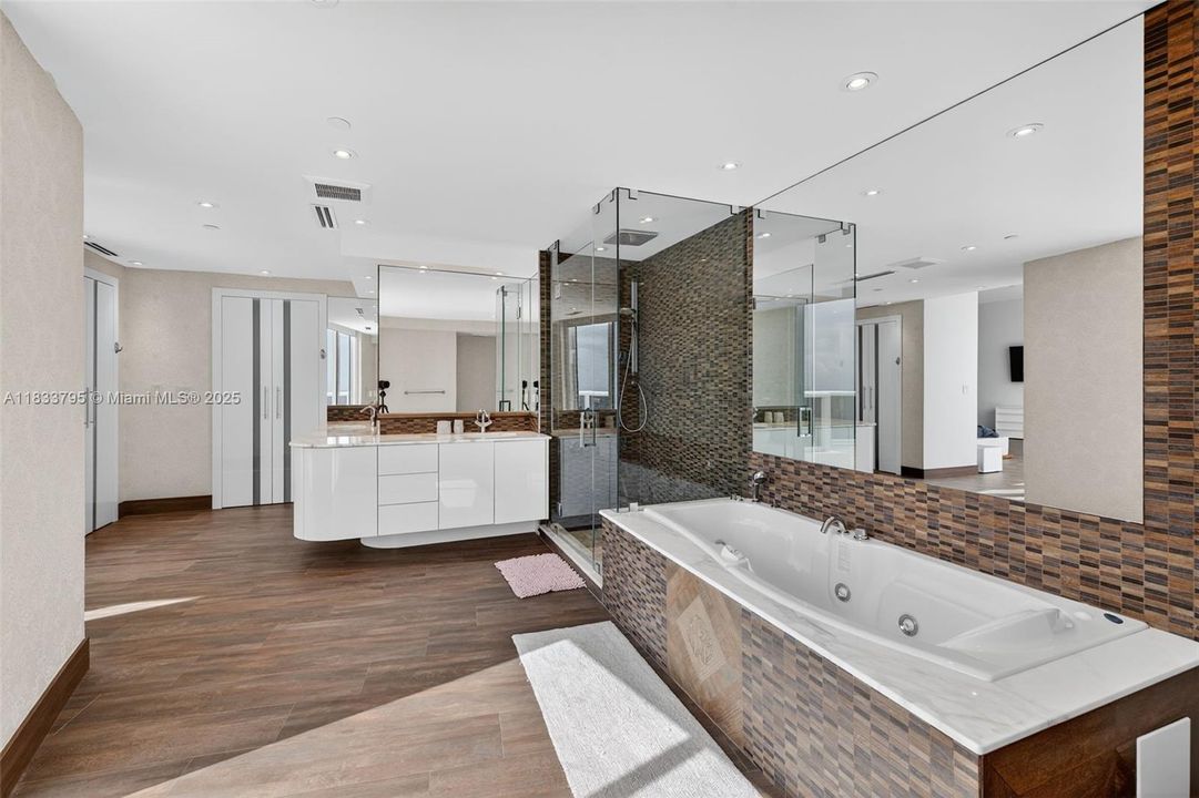 Vendido Recientemente: $3,600,000 (4 camas, 4 baños, 3806 Pies cuadrados)