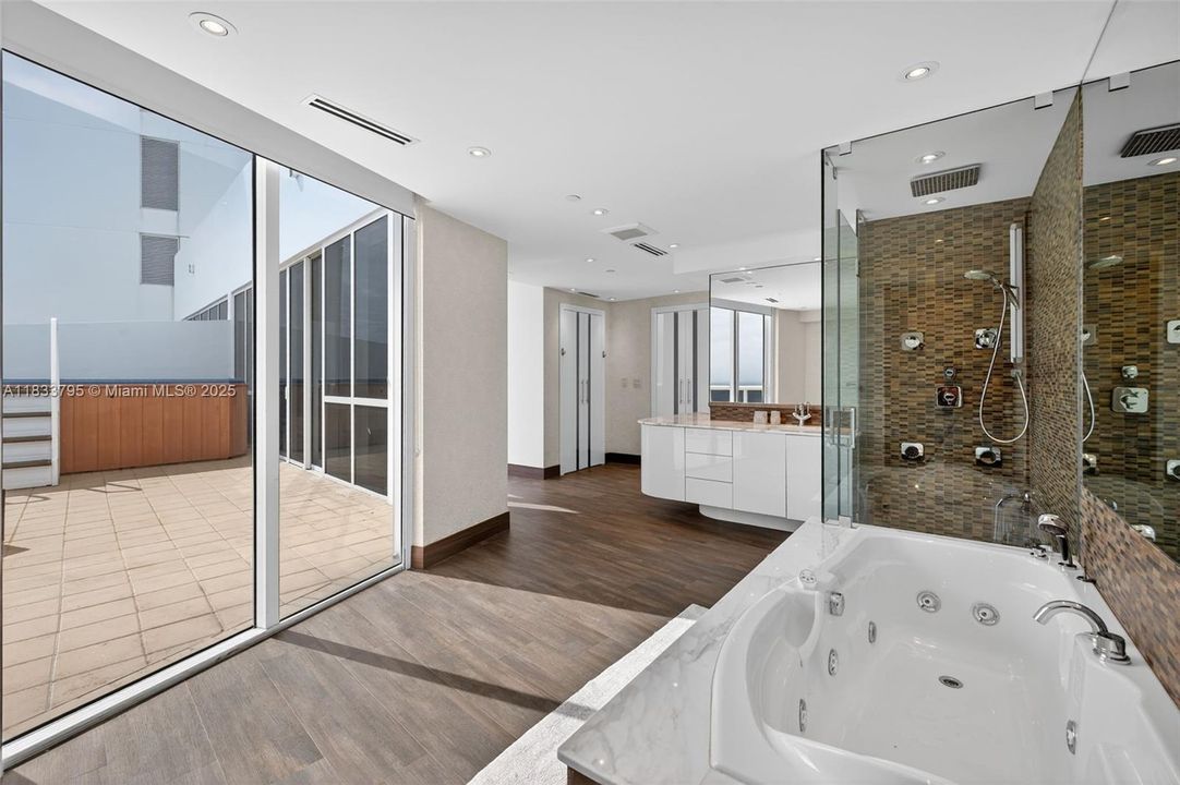 Vendido Recientemente: $3,600,000 (4 camas, 4 baños, 3806 Pies cuadrados)