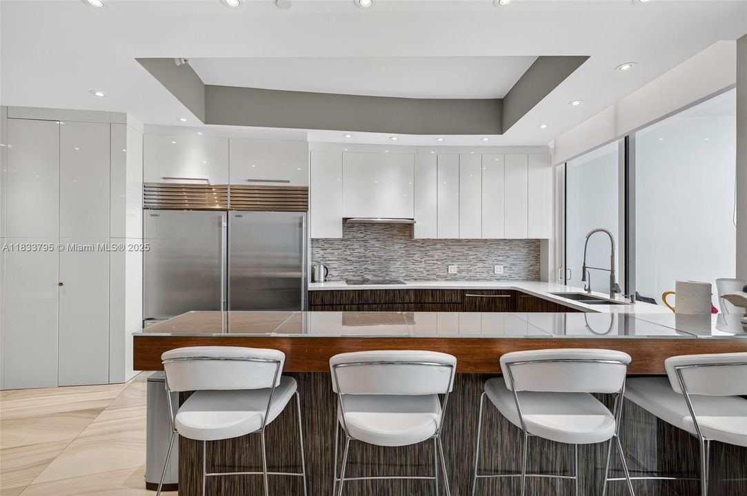 Vendido Recientemente: $3,600,000 (4 camas, 4 baños, 3806 Pies cuadrados)