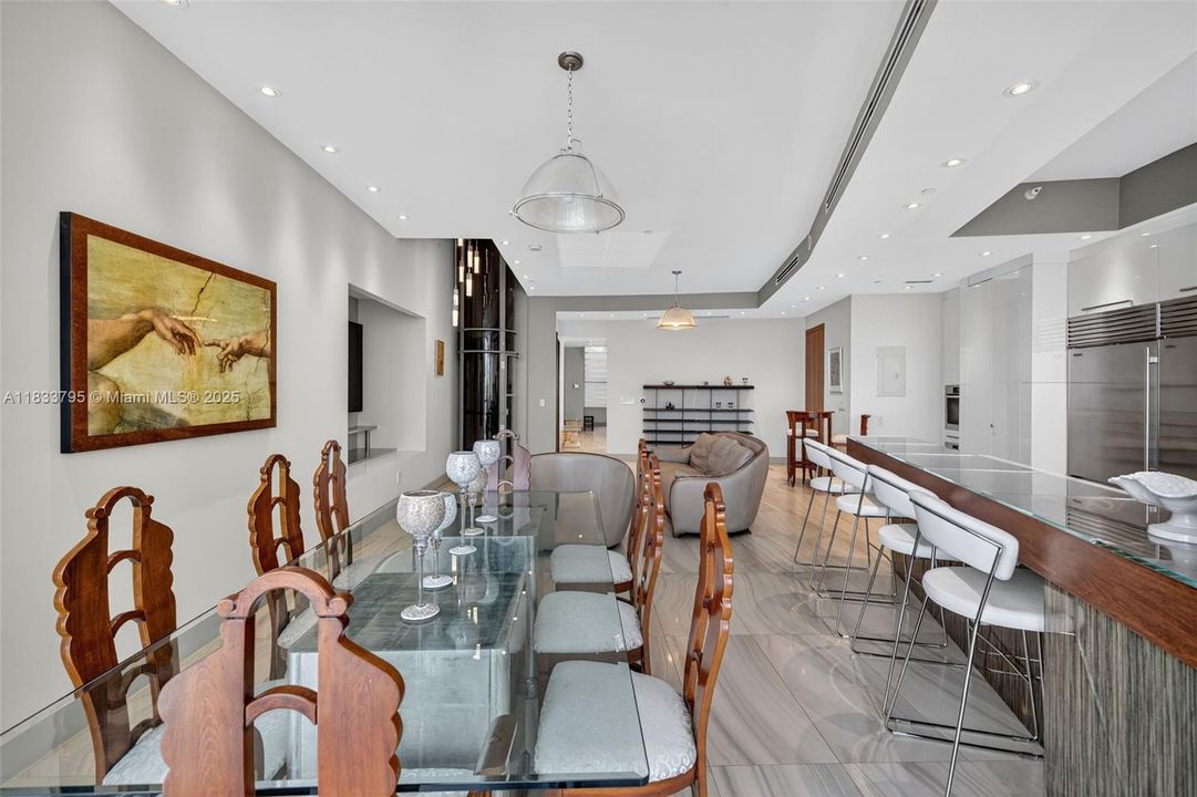 Vendido Recientemente: $3,600,000 (4 camas, 4 baños, 3806 Pies cuadrados)