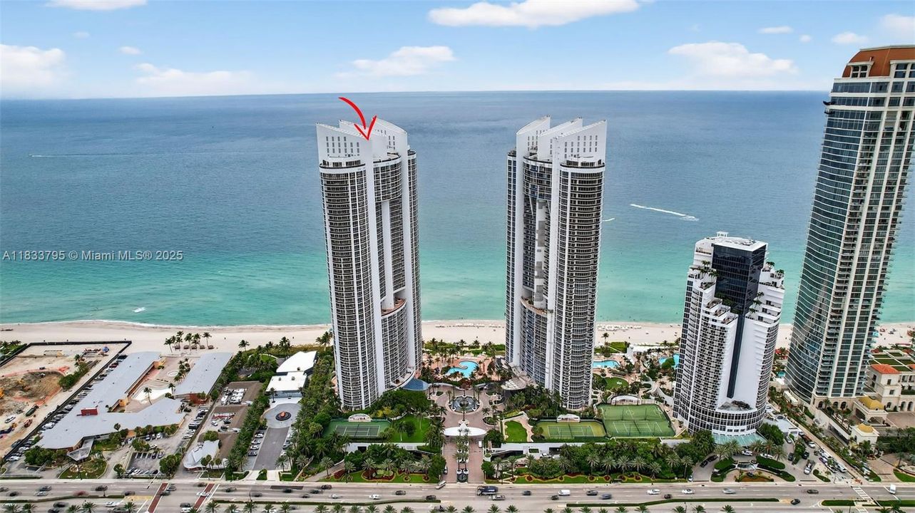 Vendido Recientemente: $3,600,000 (4 camas, 4 baños, 3806 Pies cuadrados)