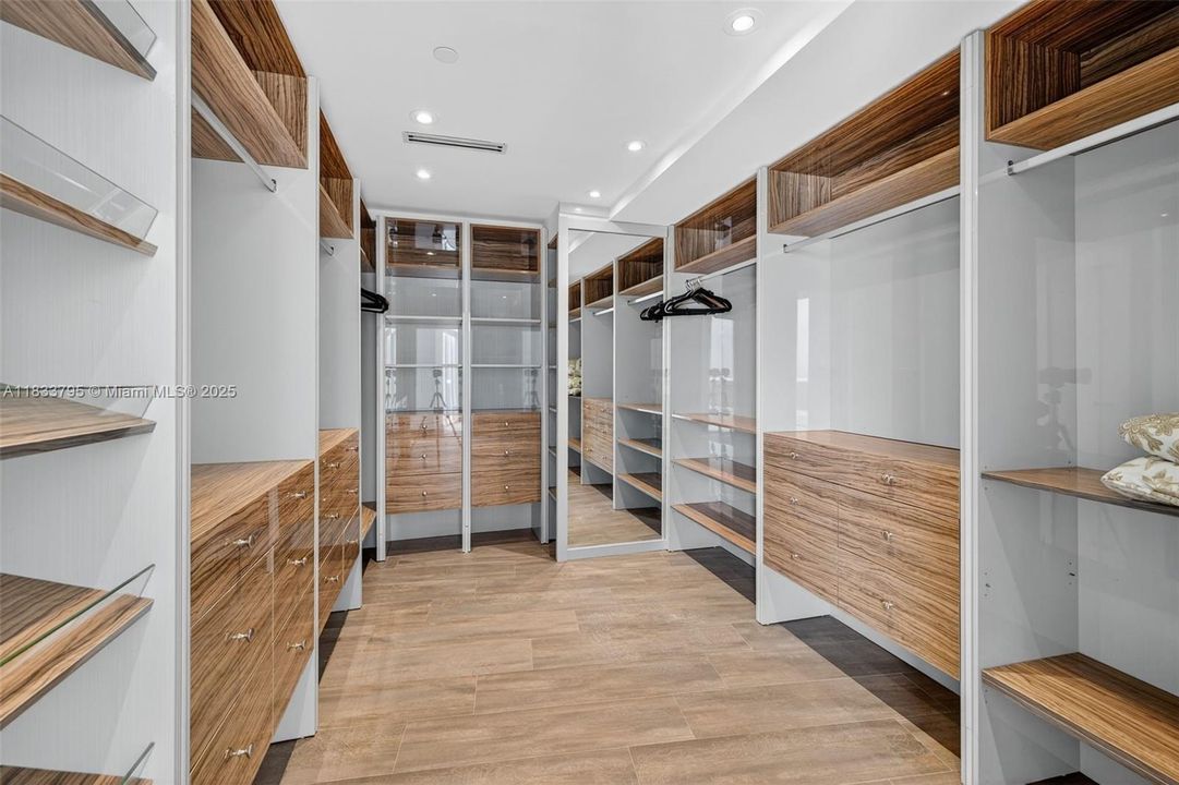 Vendido Recientemente: $3,600,000 (4 camas, 4 baños, 3806 Pies cuadrados)