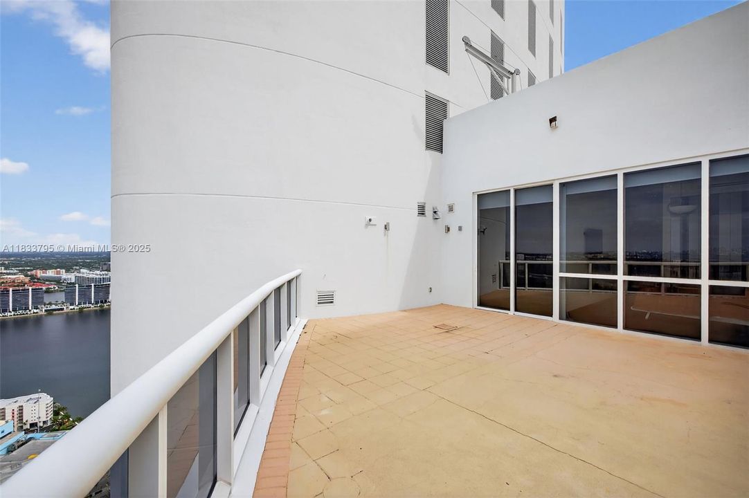 Vendido Recientemente: $3,600,000 (4 camas, 4 baños, 3806 Pies cuadrados)